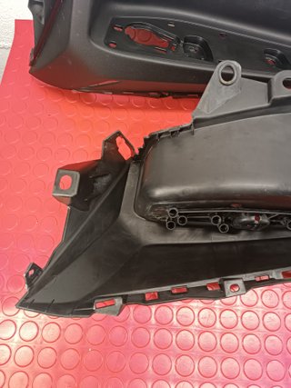 Xmax 400 300 125 Yamaha 17-22 plasticos reposapies