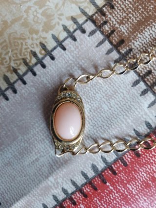 Collana vintage color oro con ciondolo rosa
