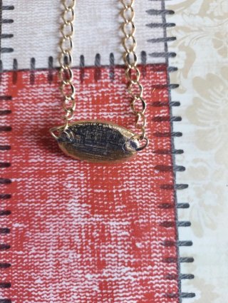 Collana vintage color oro con ciondolo rosa