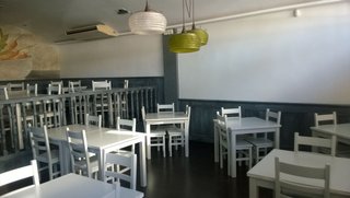 Sillas restaurantes. Taburetes, barricas y mesas