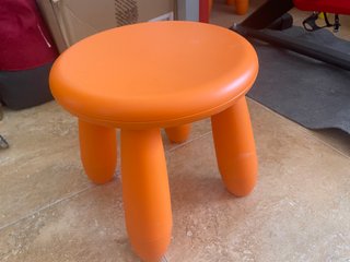 Taburete infantil plástico naranja Ikea