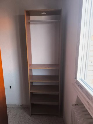 Estantería de madera con perchero