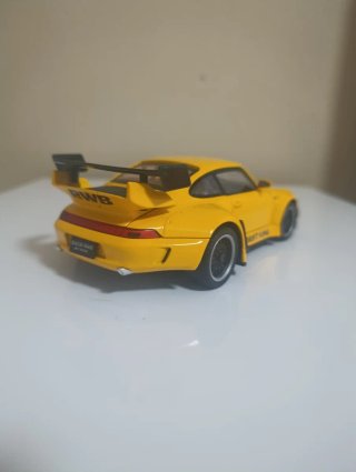 Porsche 911- RAUH-Welt Escala 1:24 Amarillo