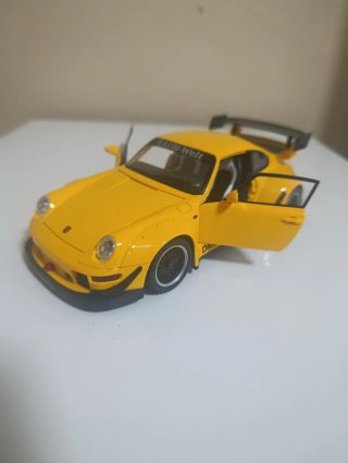 Porsche 911- RAUH-Welt Escala 1:24 Amarillo