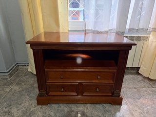 Mesa de TV de madera oscura