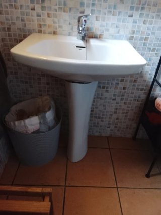 Lavabo y grifo de cerámica y metal
