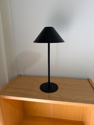 Lámpara de mesa SKLUM negra