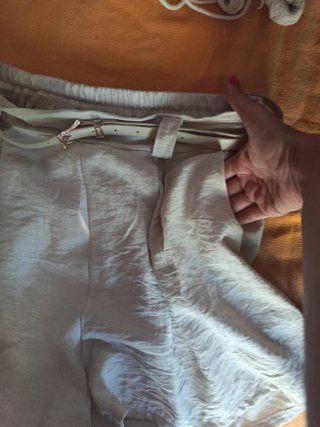 Pantalón corto de vestir beige con cinturón