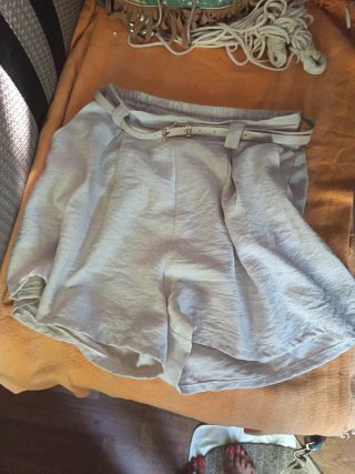 Pantalón corto de vestir beige con cinturón