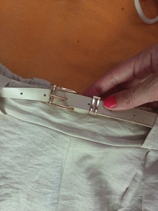 Pantalón corto de vestir beige con cinturón