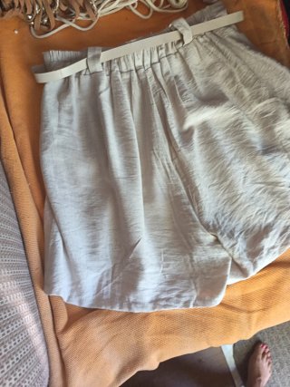 Pantalón corto de vestir beige con cinturón