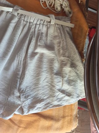 Pantalón corto de vestir beige con cinturón