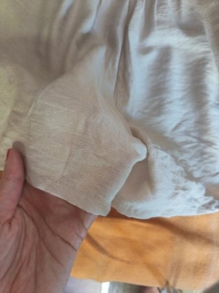 Pantalón corto de vestir beige con cinturón