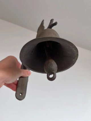 Campana de pared.