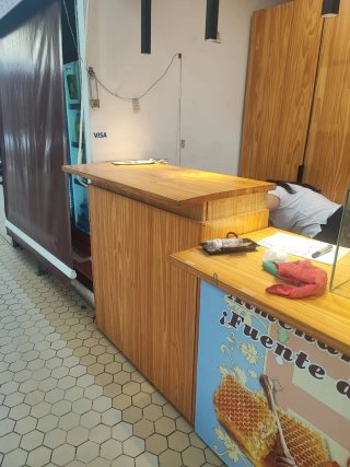 Mostrador madera pino macizo con estantes