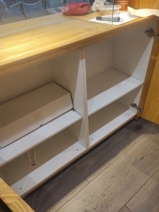 Mostrador madera pino macizo con estantes