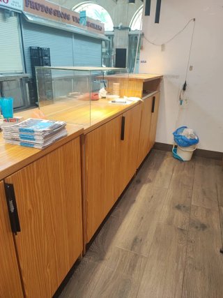Mostrador madera pino macizo con estantes