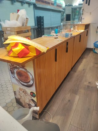 Mostrador madera pino macizo con estantes