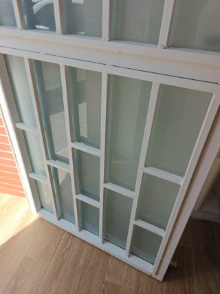 Puerta aluminio con reja entrada