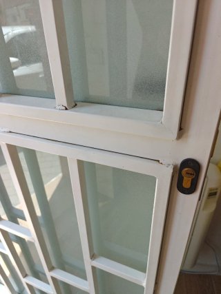Puerta aluminio con reja entrada