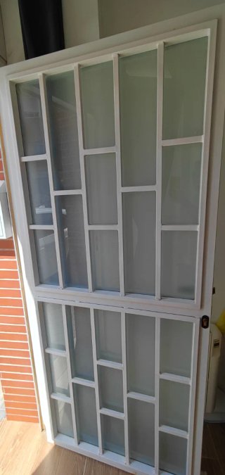Puerta aluminio con reja entrada
