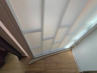 Puerta aluminio con reja entrada