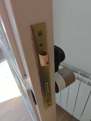 Puerta aluminio con reja entrada