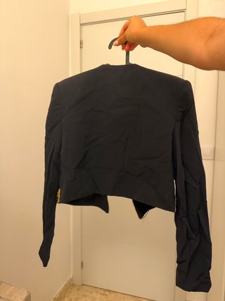 Chaqueta negra con adornos coloridos