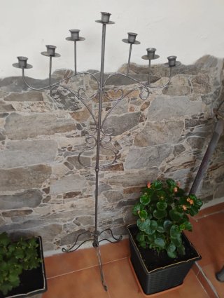 Candelabro de hierro forjado hecho a mano