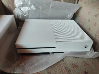 Xbox One S 500GB con scatola e 2 giochi