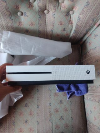 Xbox One S 500GB con scatola e 2 giochi