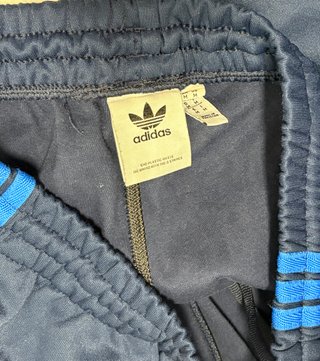 Pantalón Adidas Azul con Rayas