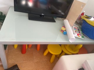 Mesa de cristal con patas de aluminio
