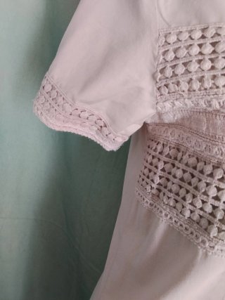 Vestido beige con detalles de encaje