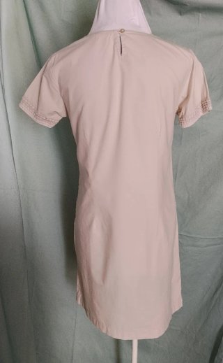 Vestido beige con detalles de encaje