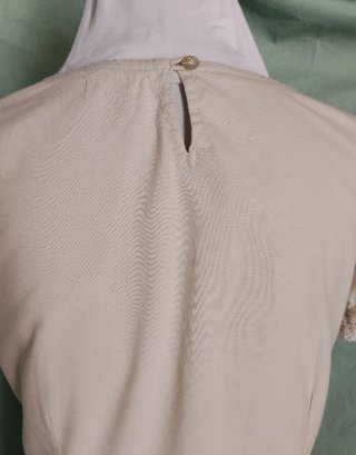 Vestido beige con detalles de encaje