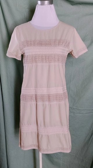 Vestido beige con detalles de encaje
