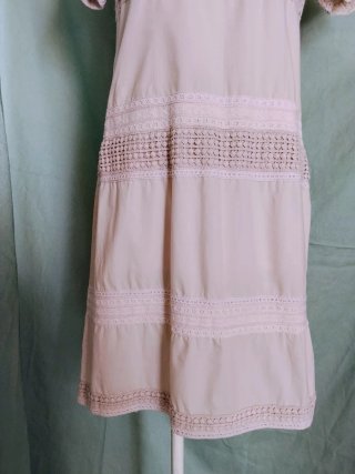 Vestido beige con detalles de encaje