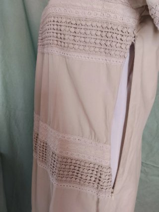 Vestido beige con detalles de encaje