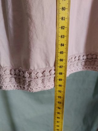 Vestido beige con detalles de encaje