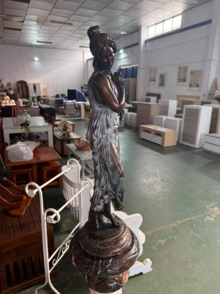 Estatua de mujer clásica