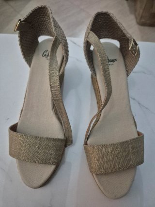 Sandalias cuña beige y oro