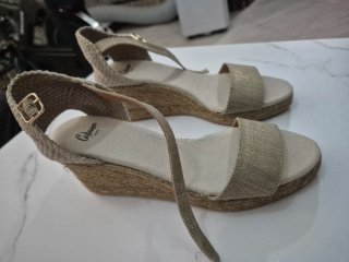 Sandalias cuña beige y oro