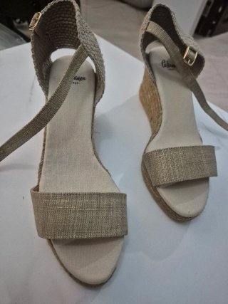 Sandalias cuña beige y oro