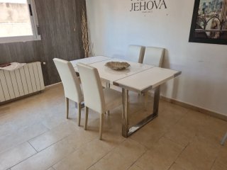 Mesa de comedor blanca con 4 sillas