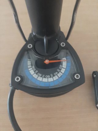 Hinchador de pie y herramienta multiusos para bici