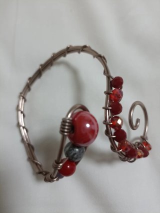 Pulsera artesanal con cuentas rojas y grises