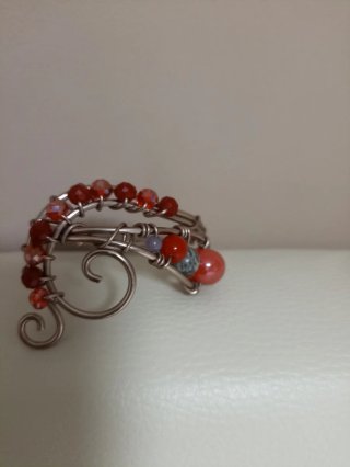 Pulsera artesanal con cuentas rojas y grises
