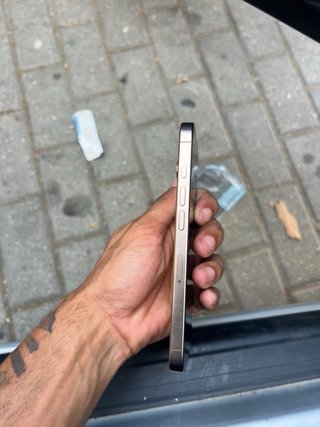 iPhone 16 Pro Negro/Dorado