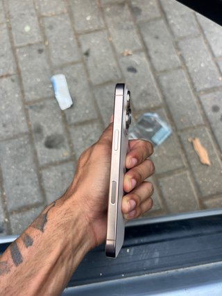 iPhone 16 Pro Negro/Dorado